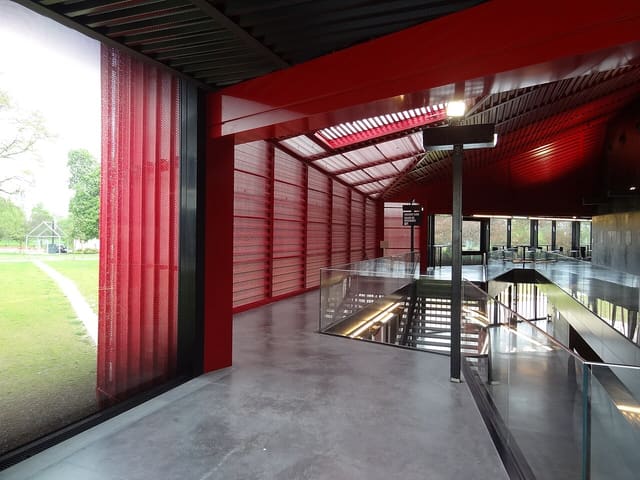 Hall du Rocher de Palmer à Cenon, avec ses structures rouges, ses garde-corps en verre et la signalétique du Rocher 1200